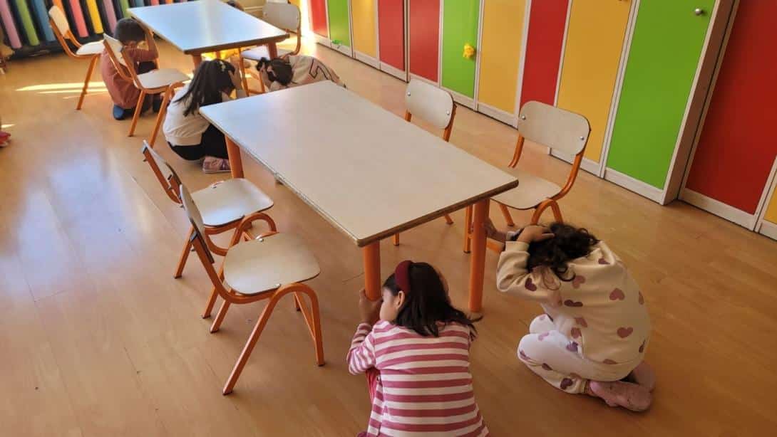 AFETLER VE DAYANIKLILIK AYI KAPSAMINDA OKULLARIMIZDA EŞ ZAMANLI TATBİKATLAR GERÇEKLEŞTİRİLDİ.